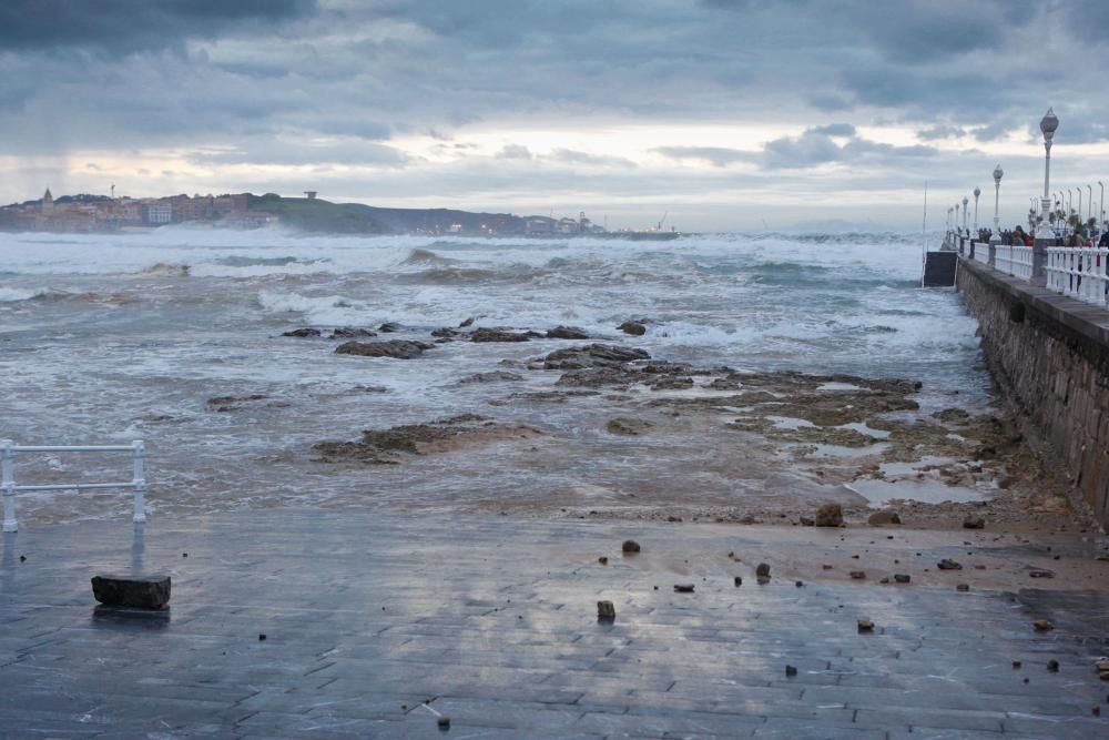 El oleaje en Gijón obliga a cerrar el Muro