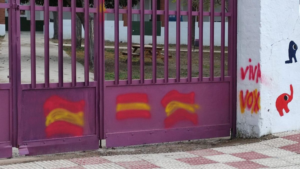 Pintadas en la verja del colegio de Peraleda de la Mata