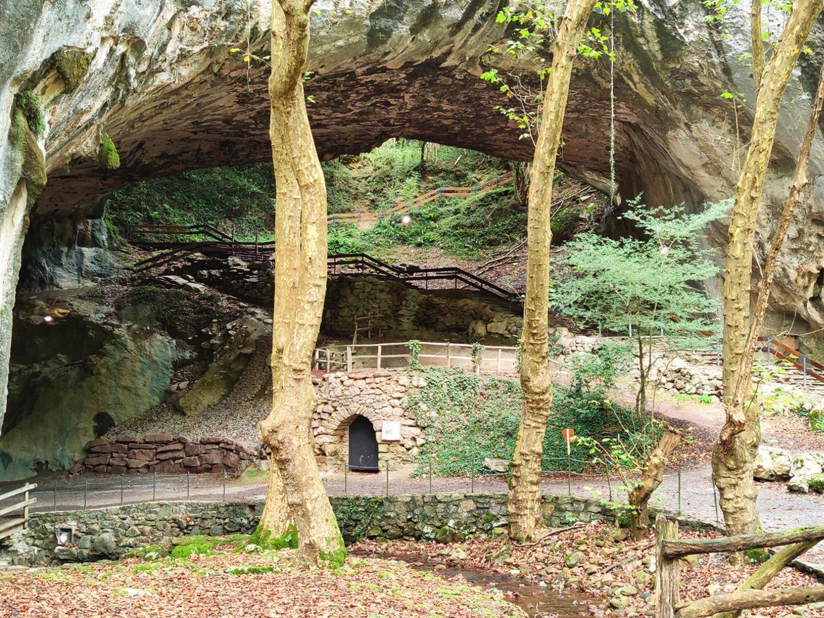 El exterior de la cueva de Zugarramurdi