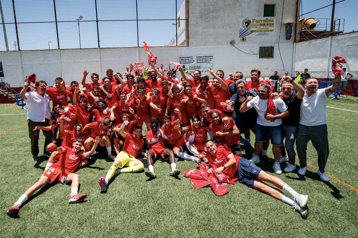 Plantilla y cuerpo técnico del Girona B celebran el ascenso.