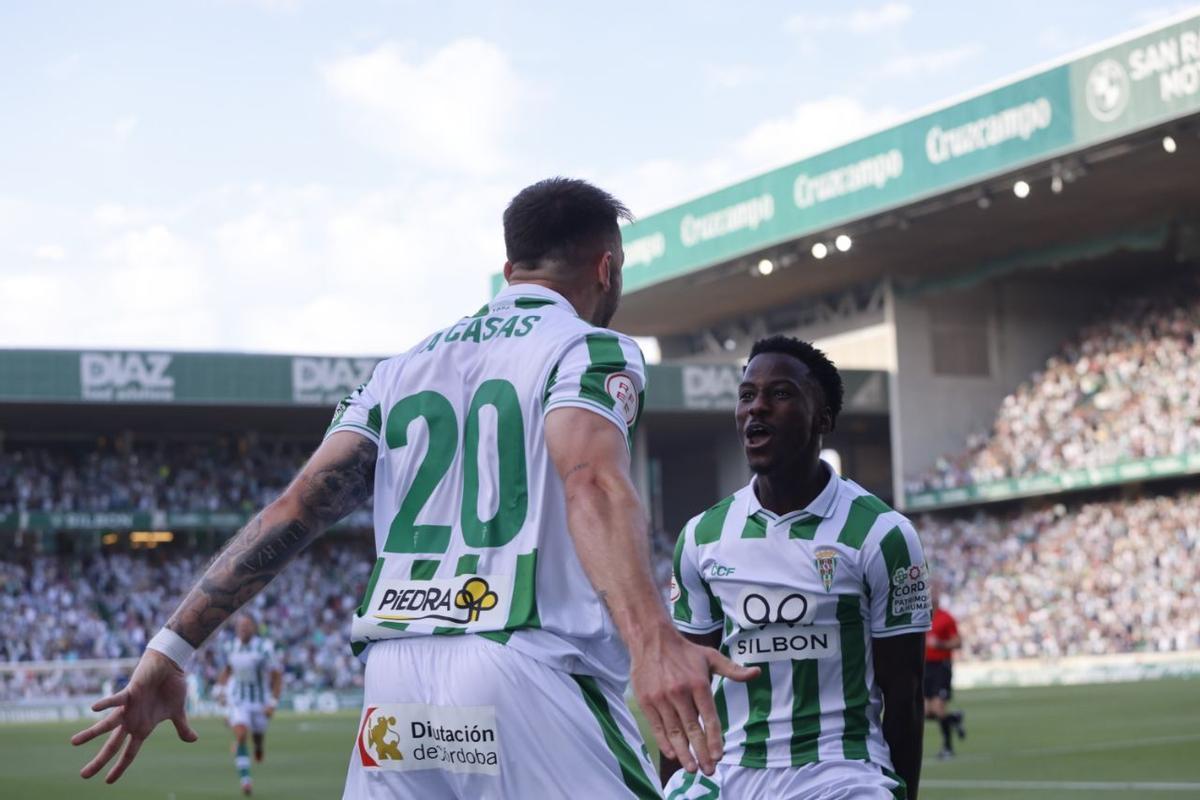 Antonio Casas y Adilson Mendes celebran un gol en El Arcángel.