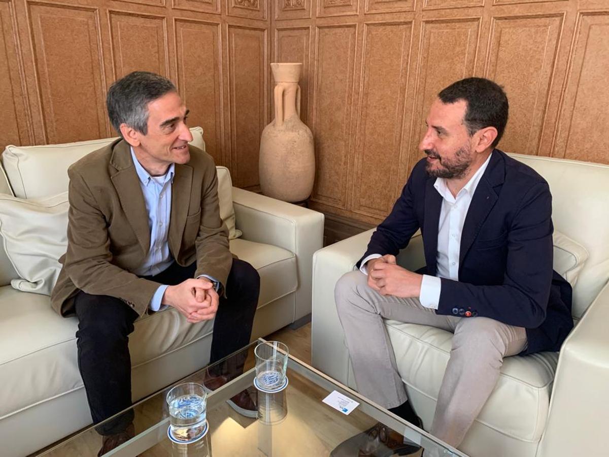 Una imagen de la reunión entre el gerente de la ATL y el alcade de Badalona