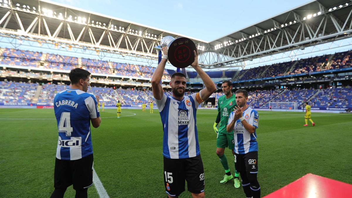 El Espanyol enseña a la afición la copa como campeones de Segunda