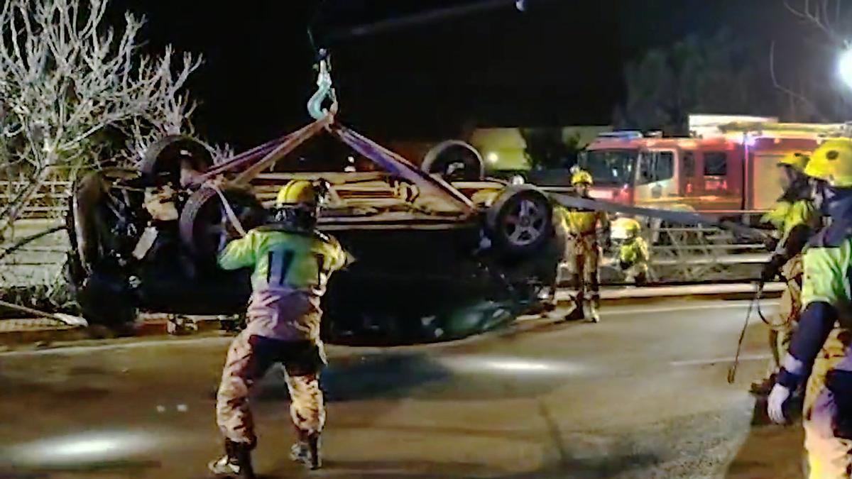 Bomberos rescatan un vehículo, a punto de precipitarse al vacío, en Av. de las Ciencias de Sevilla, con cuatro jóvenes en su interior