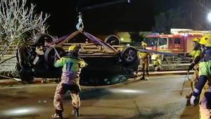 Vídeo | Rescatats 4 joves d’un cotxe suspès a 7 metres amb el conductor borratxo