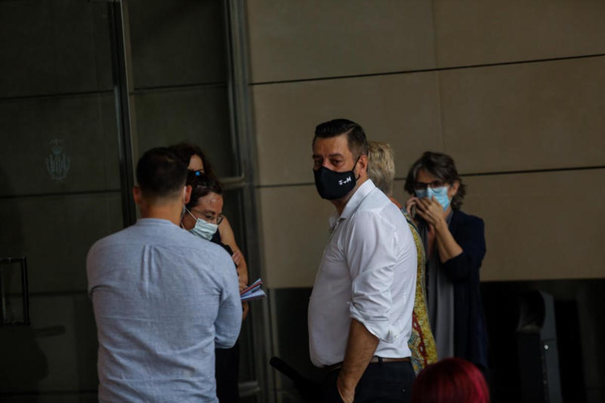 Compañeros y amigos de Ramón Vilar le despiden en el tanatorio de València Compañeros y amigos de Ramón Vilar le despiden en el tanatorio de València