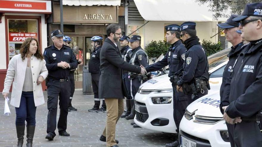 Hila saludó a los agentes de la Policía Local ayer en la plaza de Cort.