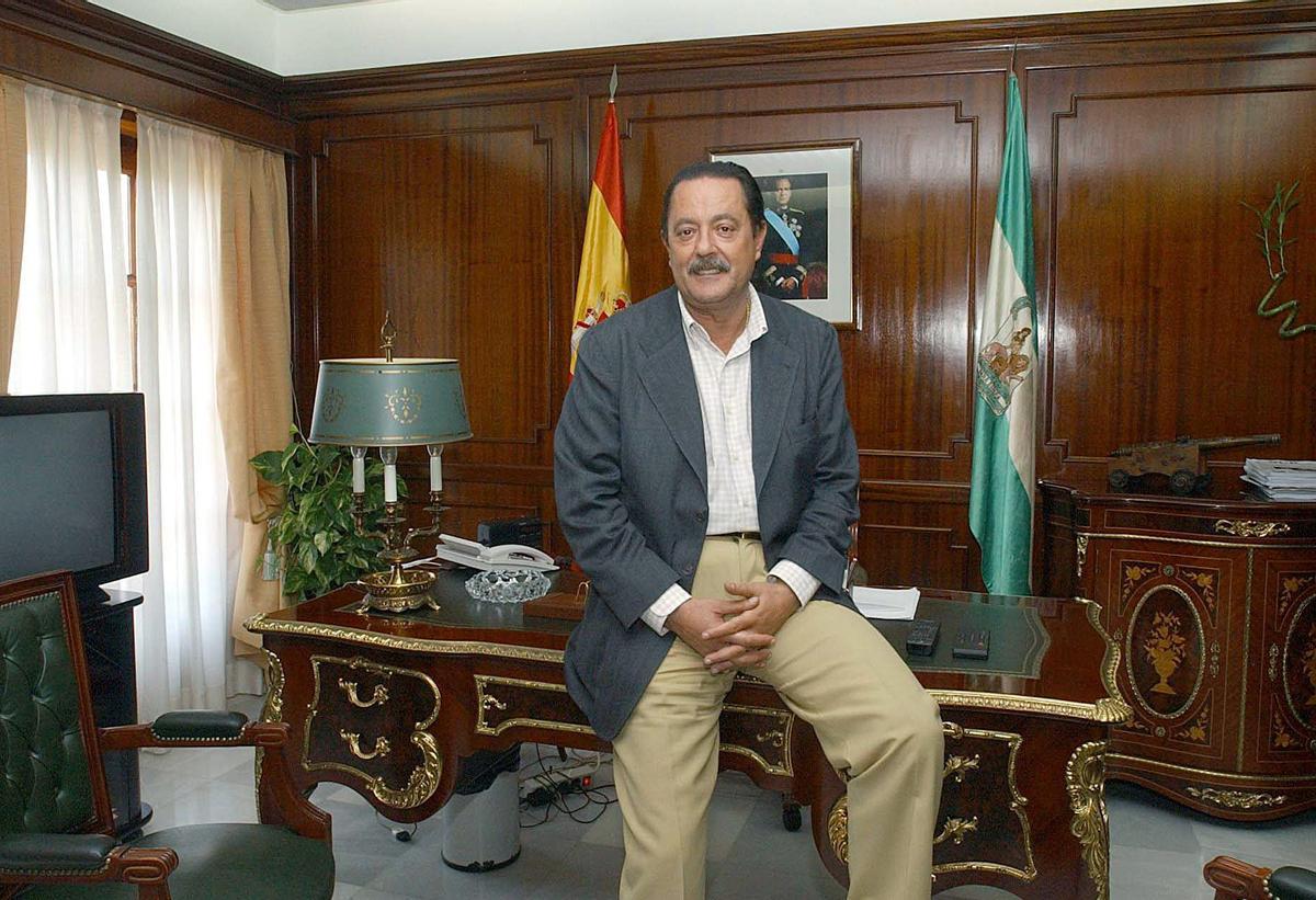 De la alcaldía de Marbella a la prensa rosa y la cárcel: la vida de Julián Muñoz, en imágenes