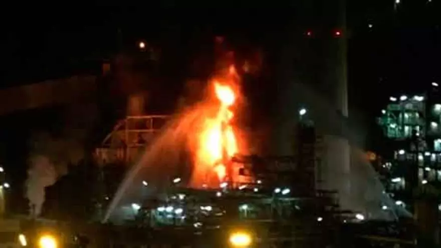 Un trabajador herido leve en un incendio en la refinería de A Coruña esta madrugada