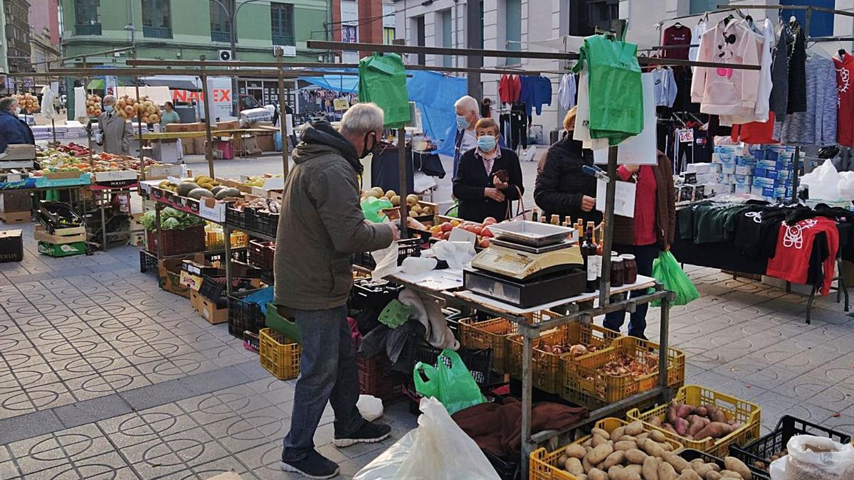 Puestos instalados ayer en el entorno de la plaza de abastos de La Felguera. | M. Á. G.