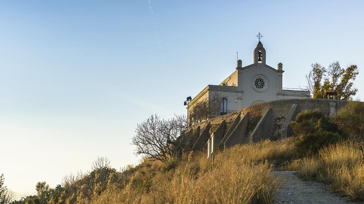 Vista de la ermita de Sant Ramon desde el sendero para acceder a la cima del Montbaig.