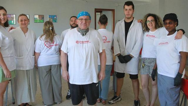 Personal del comedor social de Ourense y uno de los voluntarios, Antonio Álvarez, en el centro de la imagen.