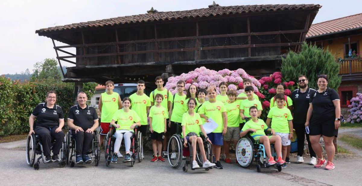 Foto de familia de los monitores y los niños del campus. | MARIO CANTELI