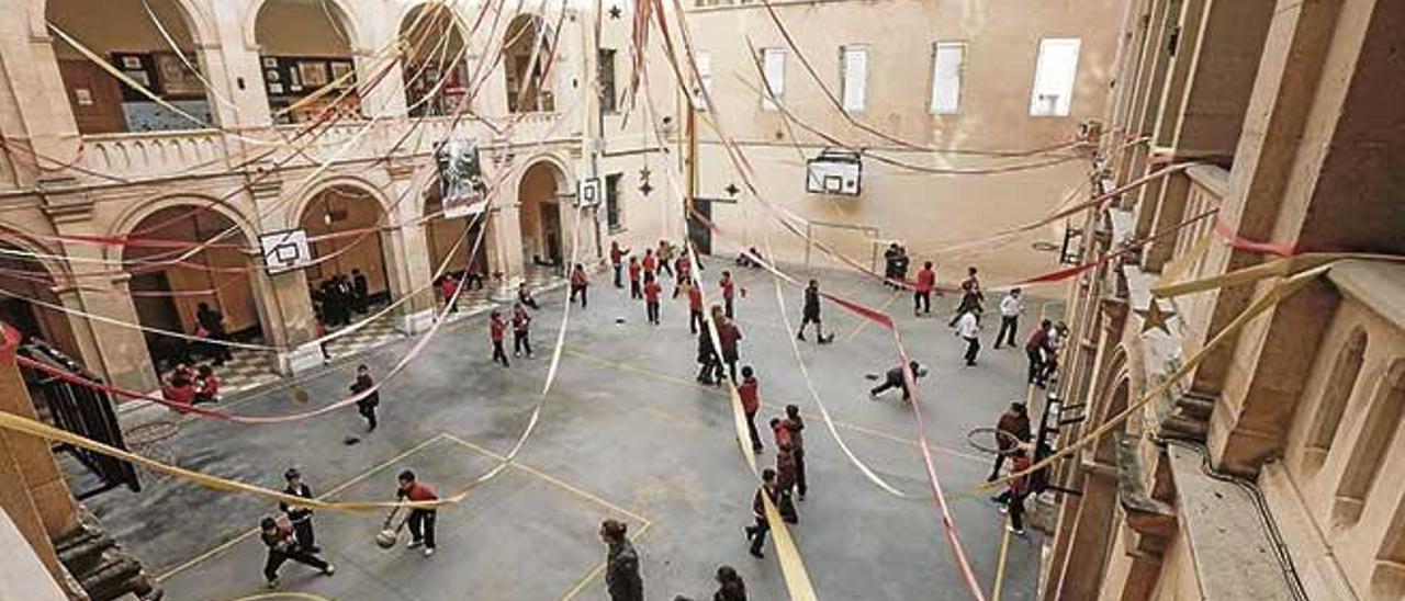 Hubo un tiempo en que el el patio del colegio tuvo las ventanas acristaladas.