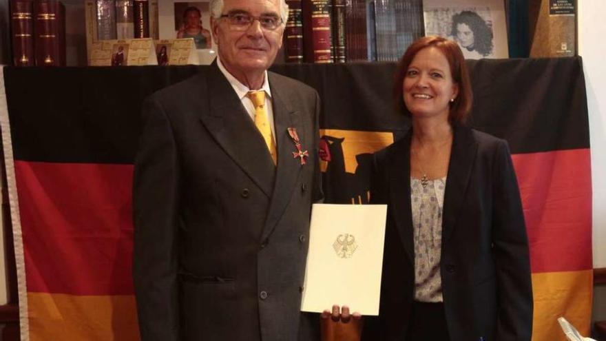 Rodolfo Hinrichs, ya con su medalla, posa junto a la cónsul de la embajada alemana en Madrid. // A. Irago