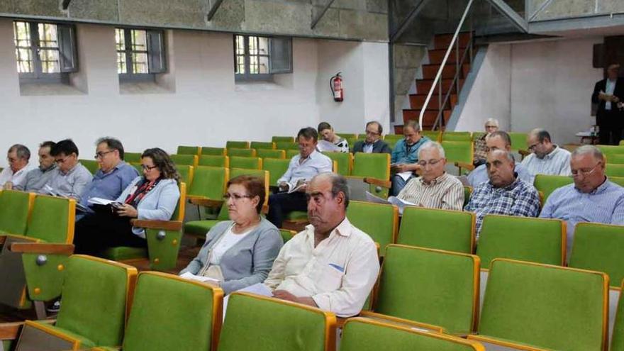 Alcaldes, empresarios y representantes de asociaciones en la asamblea general de Aderisa.