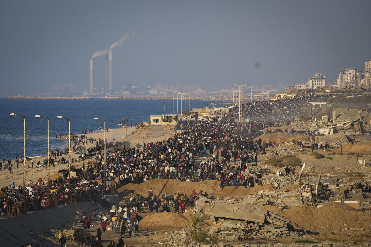 27 de enero de 2025 (Gaza) Palestinos gazatíes regresan al norte de Gaza tras el alto el fuego entre Hamás e Israel.