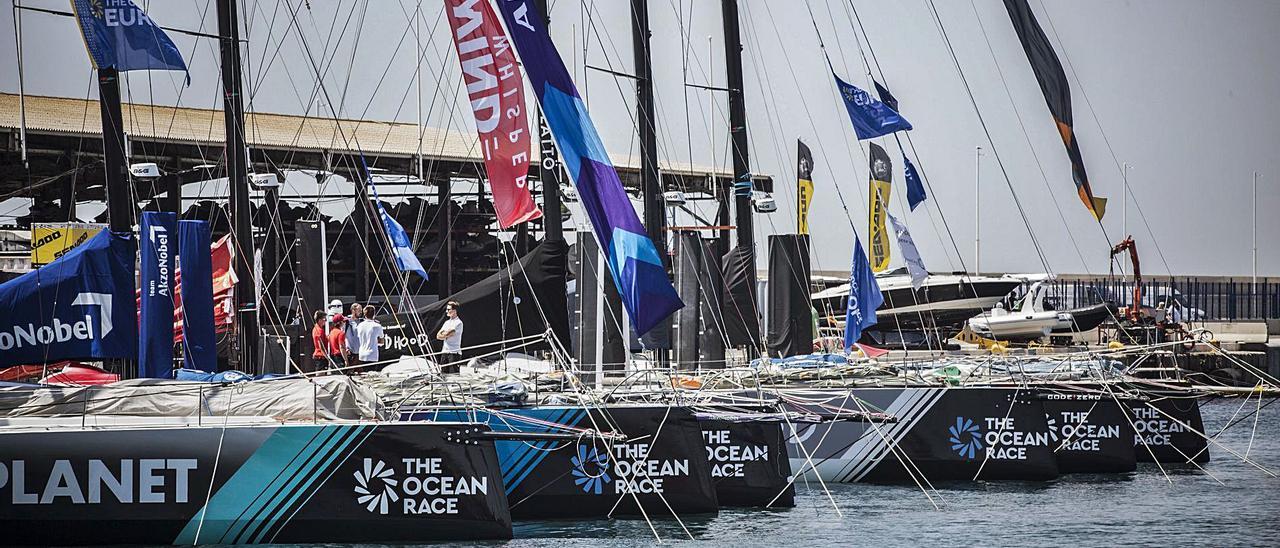 Los barcos participantes de la Ocean Race Europe ultiman su puesta a punto en el muelle 12. | PILAR CORTÉS