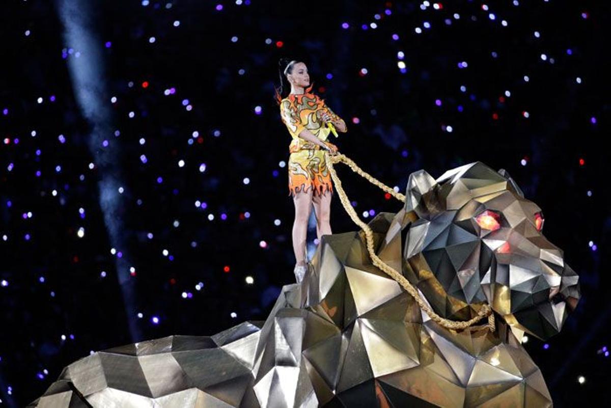 Katy Perry sobre un león ne la final de la Super Bowl 2015