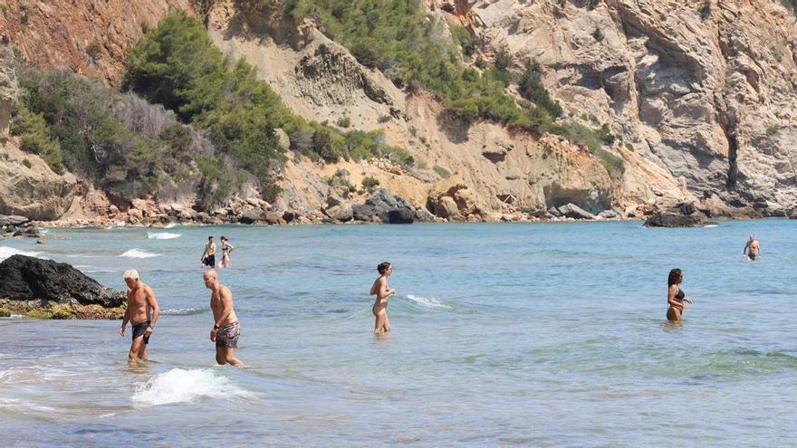 Parejas que disfrutan de la “libertad” del nudismo, aguas transparentes y una cuesta “horrible”: lo que opinan los bañistas sobre la playa de s’Aigua Blanca, una de las más salvajes de Ibiza