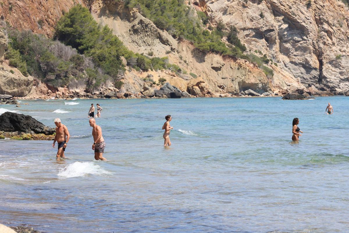 Todas las imágenes de la playa de Aigües Blanques, cerrada por peligro de desrrumbamiento