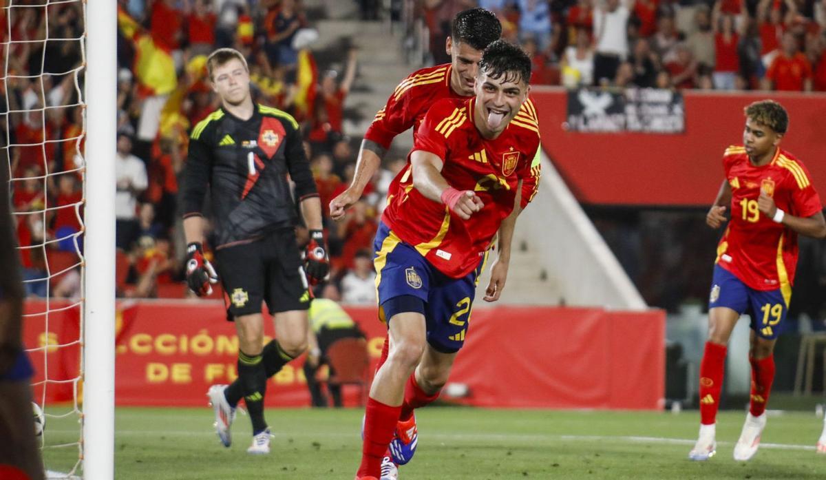 佩德里在昨天西班牙队于松莫伊克斯举行的友谊赛上庆祝自己对阵北爱尔兰队的两粒进球之一。| 弗朗西斯科·乌比利亚 / 美联社