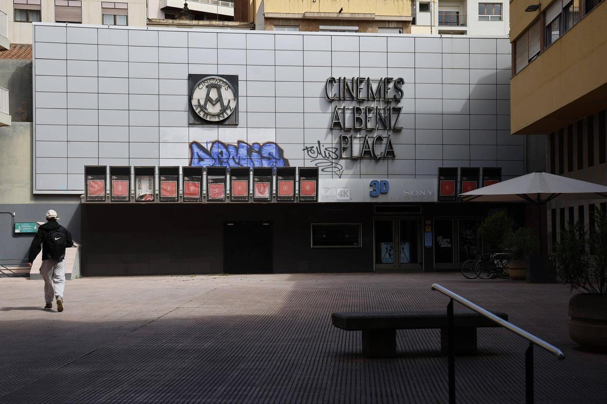 Aspecte de la façana dels cinemes Albèniz Plaça