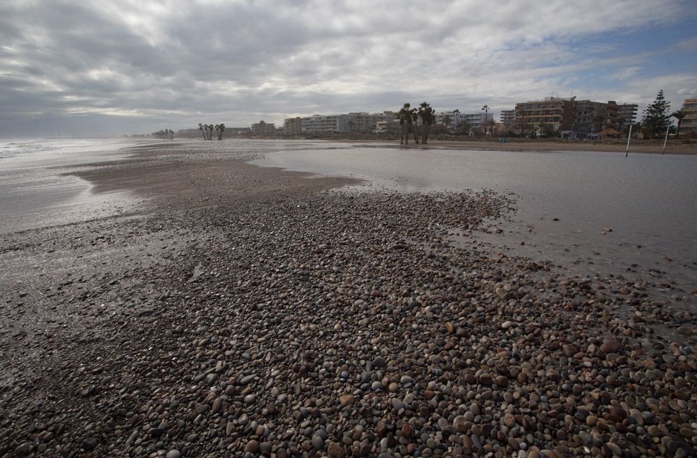 El temporal agrava la situación de la playa de Canet d'En Berenguer con nueva pérdida de arena y más piedras