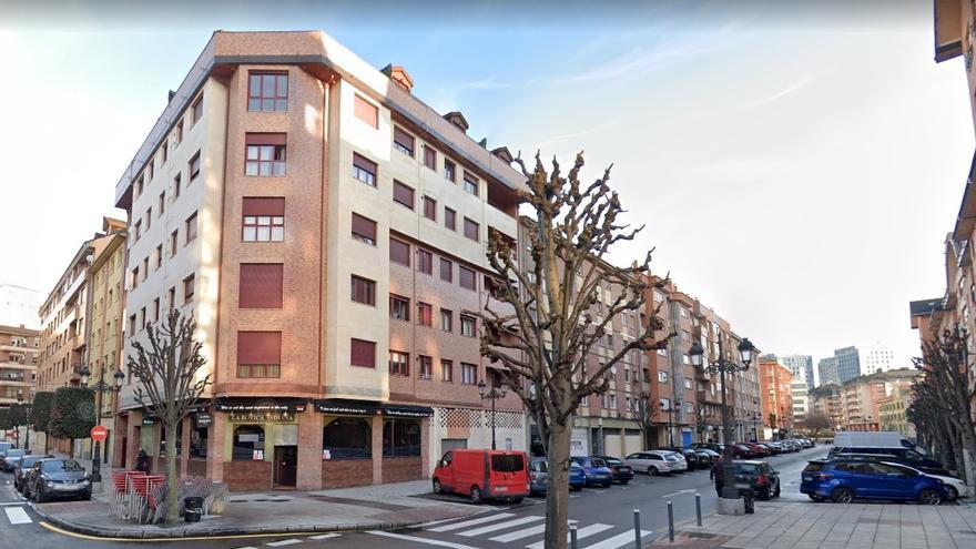 Detenido un hombre por apuñalar a otro de madrugada en Teatinos (Oviedo)