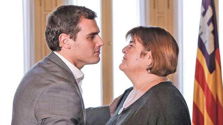 Albert Rivera saludando a Xelo Huertas el pasado viernes.