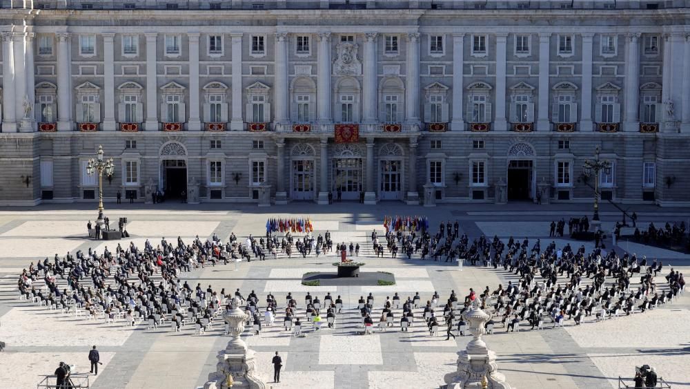 Vista general del homenaje de Estado a las víctimas de la pandemia de coronavirus y a los colectivos que le han hecho frente en primera línea, que se ha celebrado este jueves en el Patio de la Armería del Palacio Real con un acto presidido por el rey y que cuenta con la presencia de representantes de instituciones, partidos e invitados internacionales. Foto: EFE