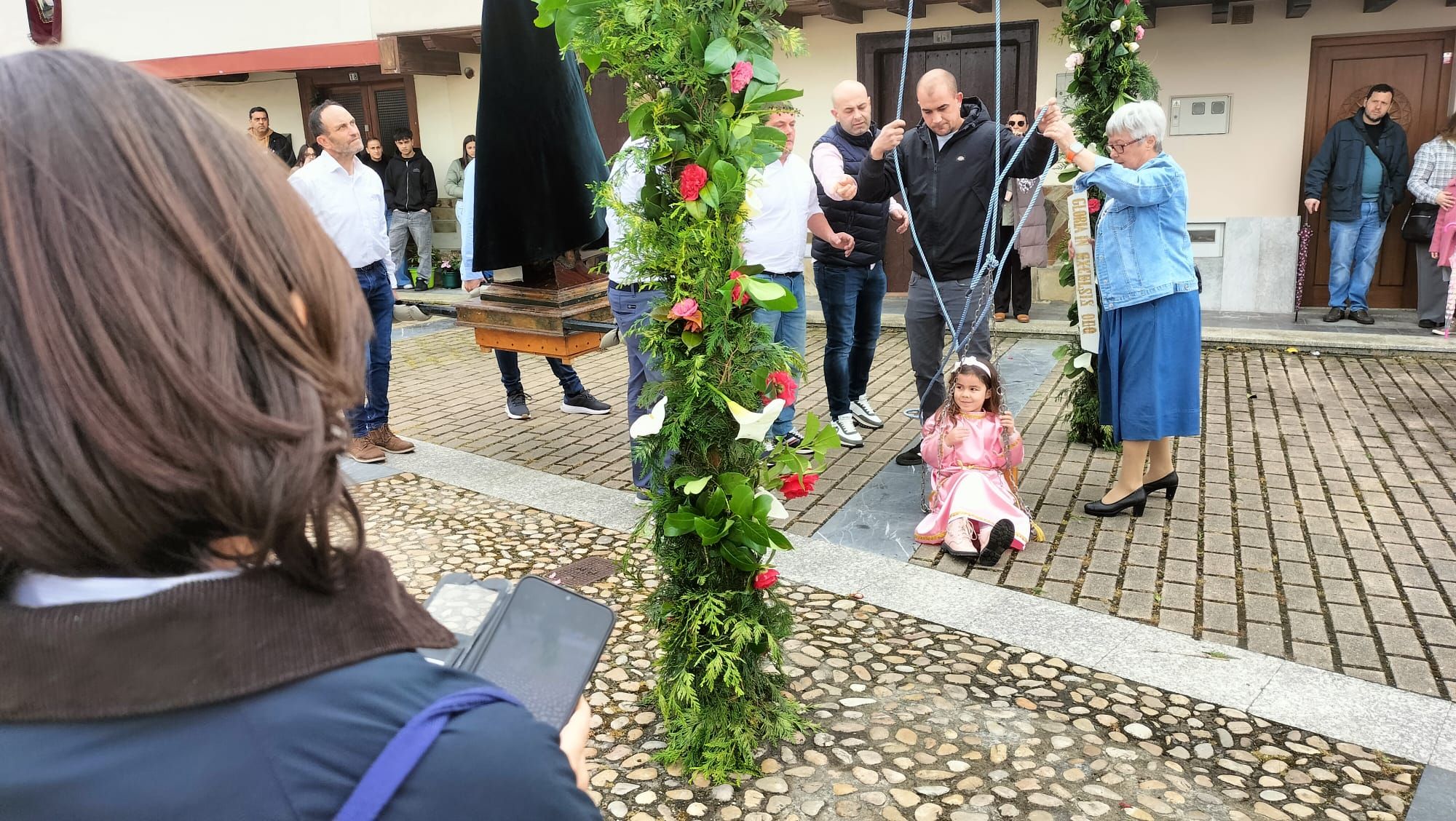 EN IMÁGENES: Piantón, el pueblo que luce su peculiar tradición, un bandeo de pendones