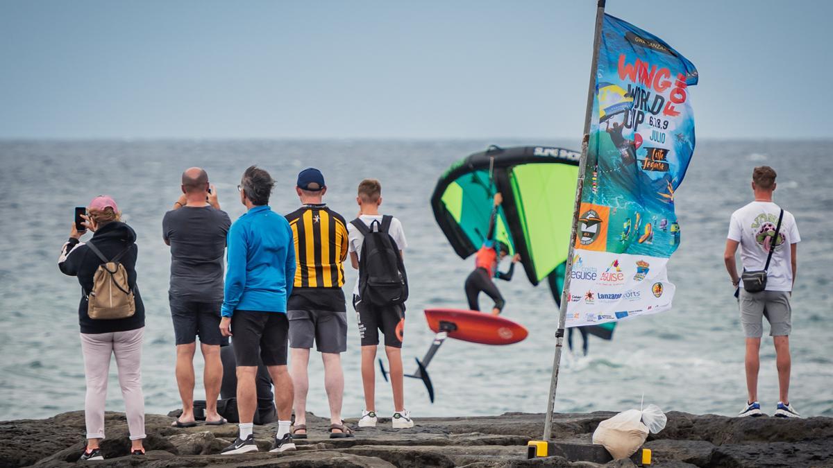 Primera jornada de competición de la Wingfoil World Cup Lanzarote 2022 en la playa de Las Cucharas, en Costa Teguise.