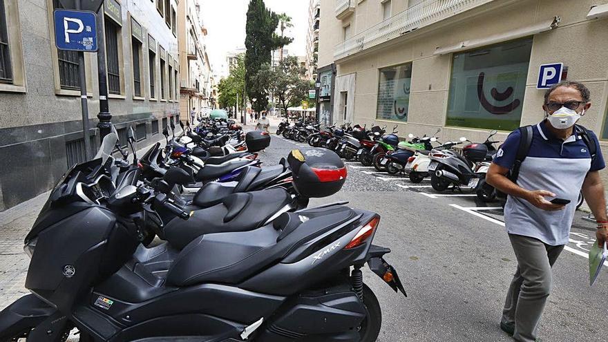 La calle del Mestre Giner, a mediodía de ayer, con las dos franjas reservadas para aparcar motos.