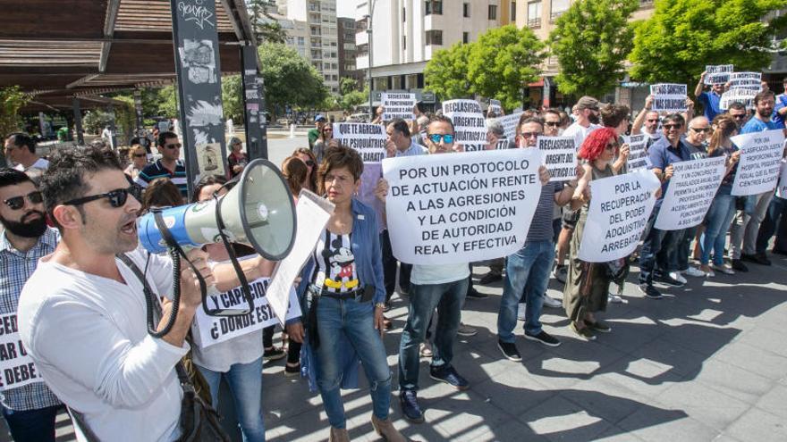 Protesta contra los recortes de funcionarios de prisiones en Alicante