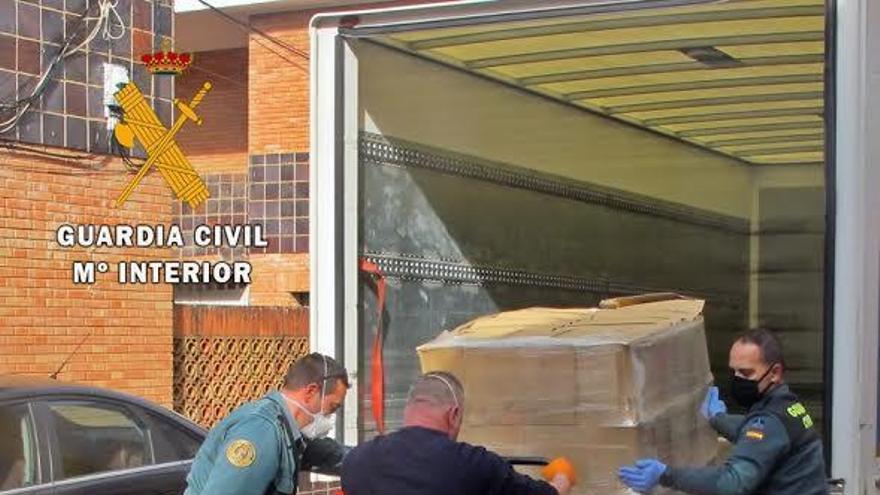 La Guardia Civil entrega a Cáritas productos de higiene para protegerse del covid-19