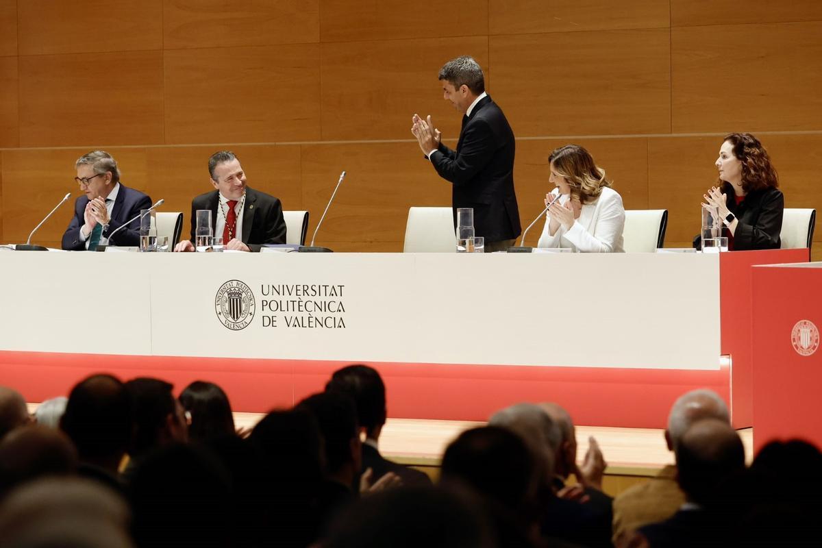 Mazón aplaude al rector Capilla ante la presencia del conseller Rovira y la alcaldesa Català.