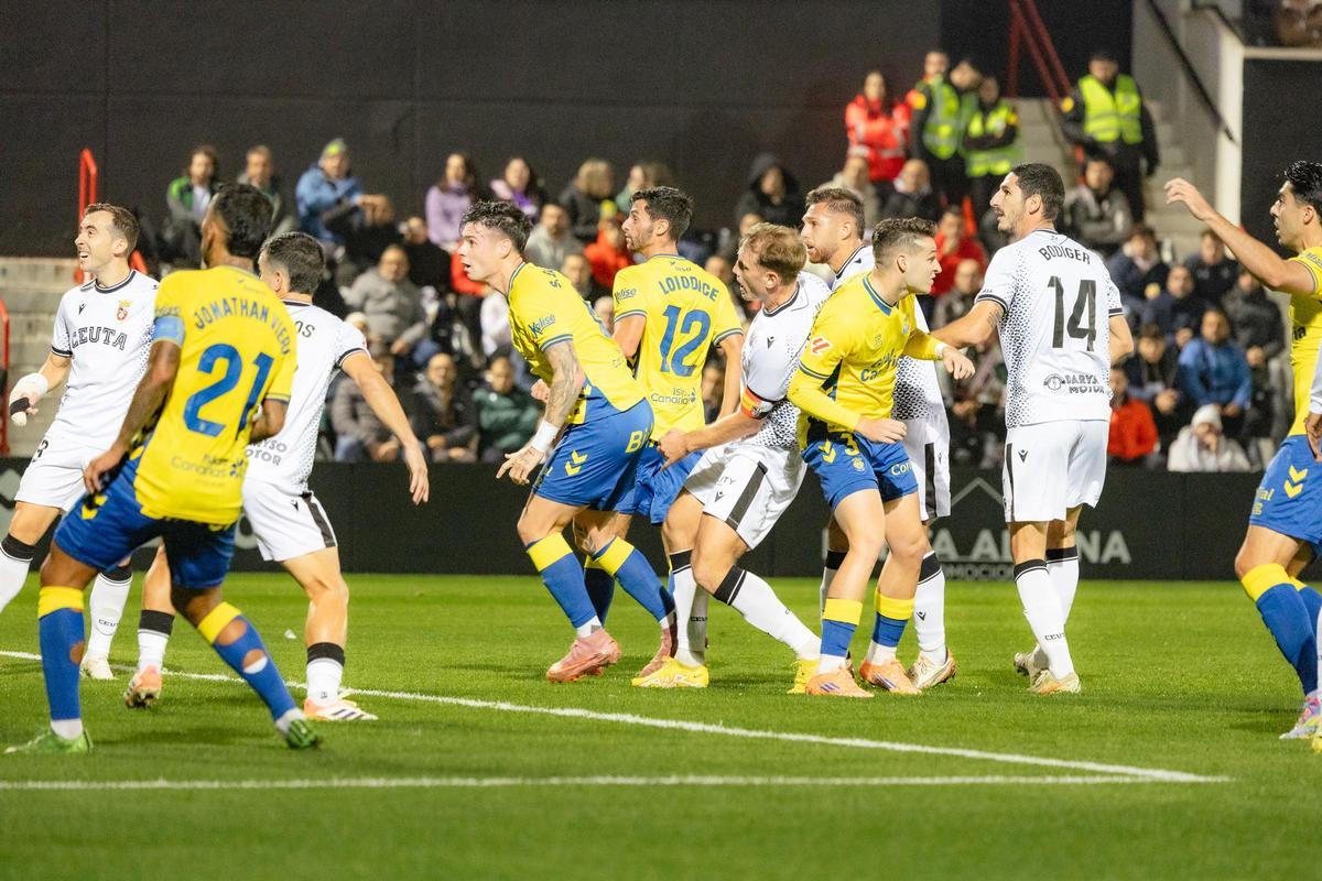 Un momento del partido entre el Ceuta y la UD Las Palmas