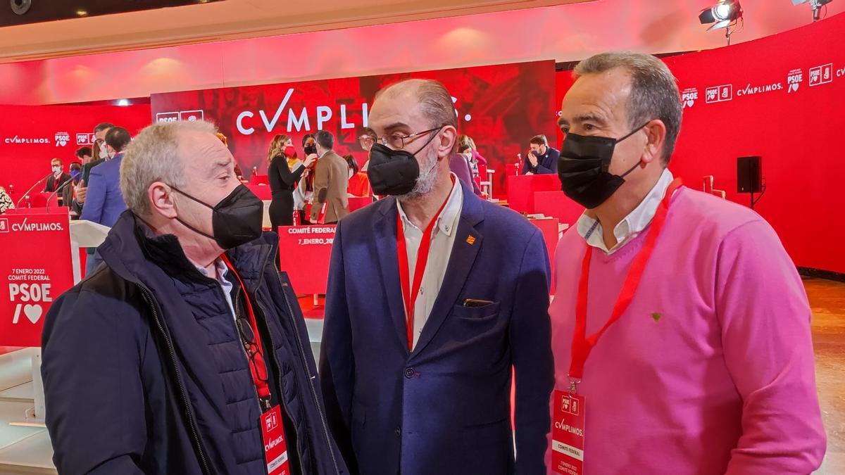 Miguel Gracia, Javier Lambán y Juan Antonio Sánchez Quero, este viernes en el comité federal.