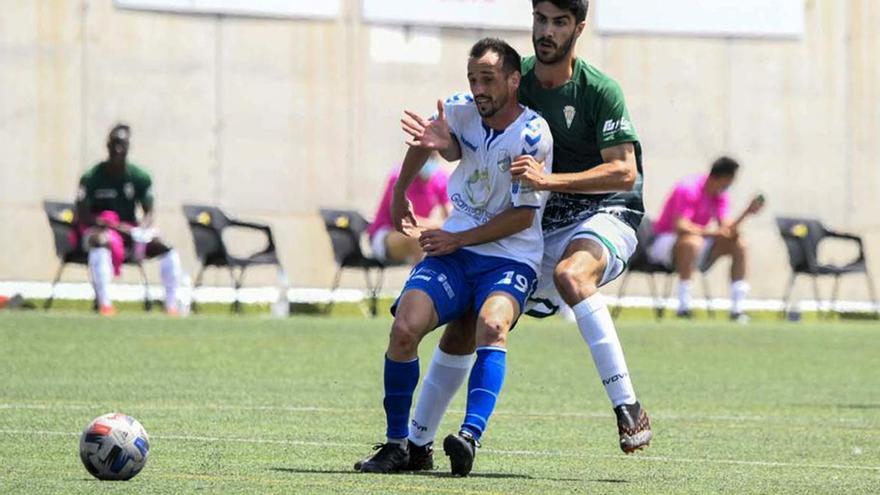 López Silva, marcado por Ricardo Visus en el Tamaraceite-Córdoba de la primera jornada de la segunda fase del grupo 4 en Segunda B.