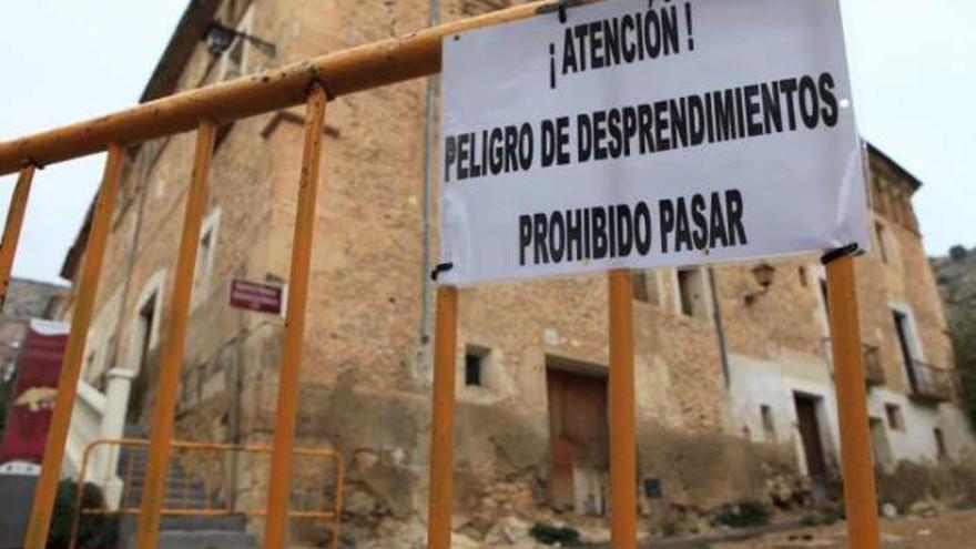 El Ayuntamiento ha vallado el monasterio por el peligro de desprendimientos.