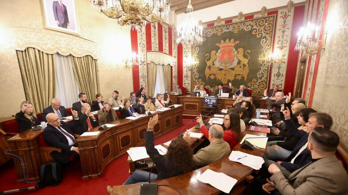 Un instante de una de las votaciones de esta mañana en el pleno de febrero