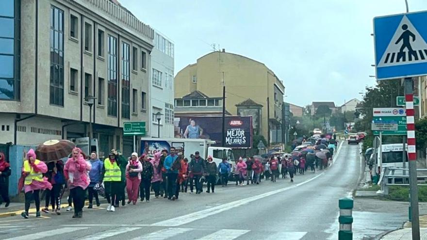 Medio millar de personas desafían al temporal en la marcha contra el cáncer de mama