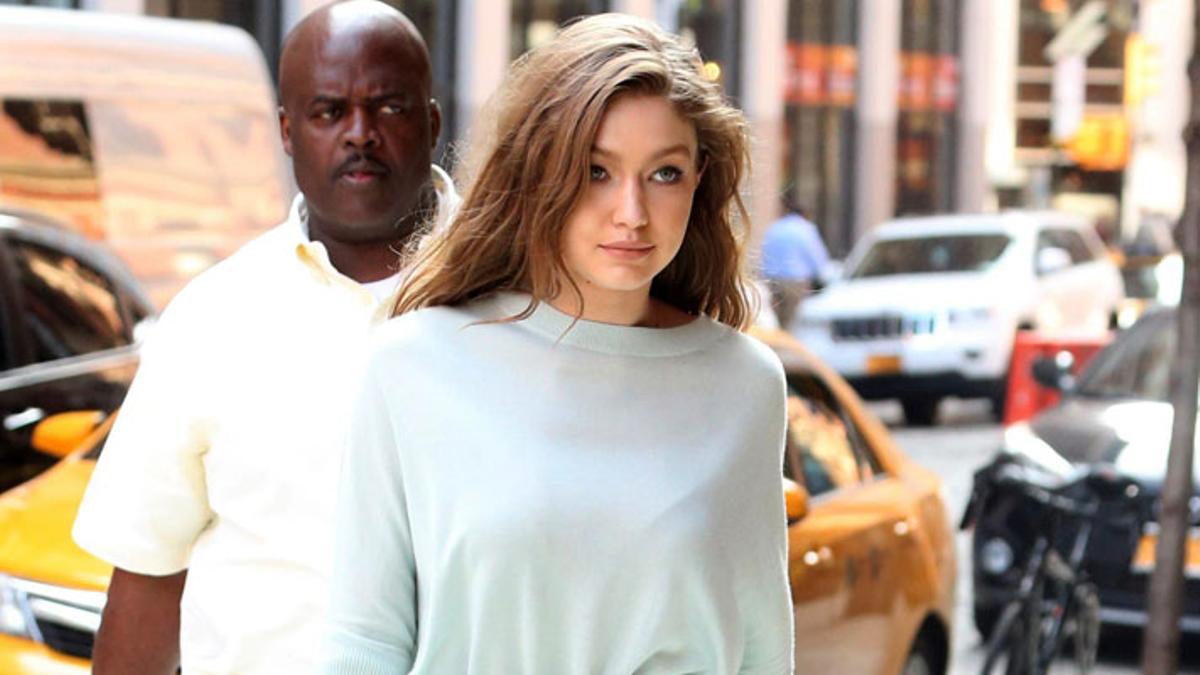 Gigi Hadid con look en azul cielo y complementos en blanco