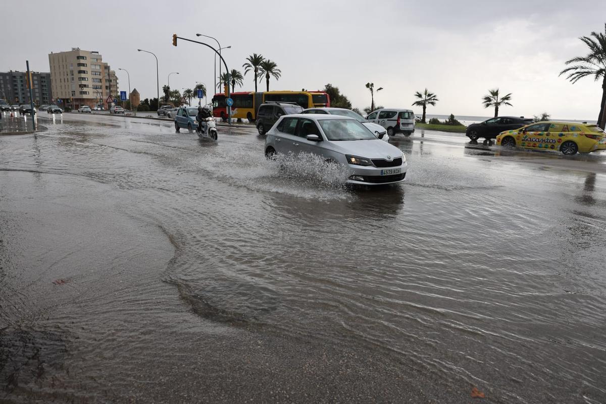 Las intensas lluvias han ocasionado también problemas de tráfico, en especial en el Paseo Marítimo