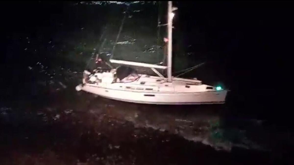 Salvamento Marítimo rescata a los cinco tripulantes de un velero varado al sur del Islote de Lobos