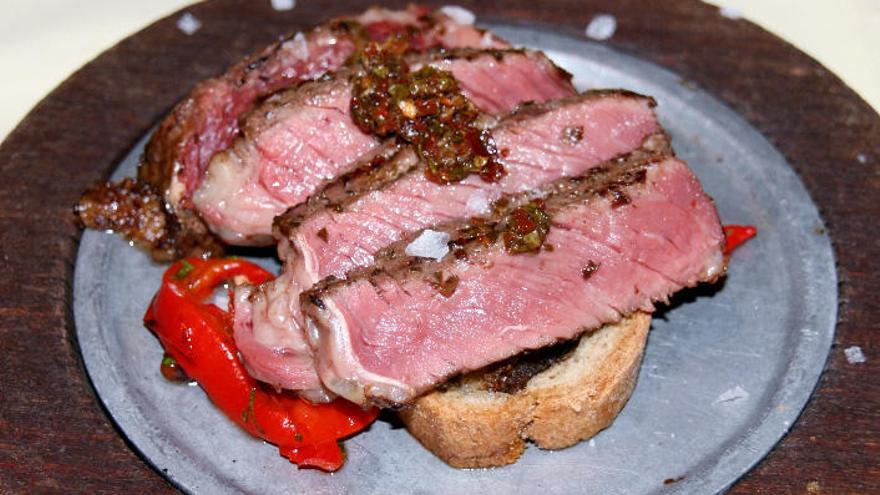 Streifen vom Rind, mariniert in Chimichurri-Sauce mit Chicharrones-Brot.