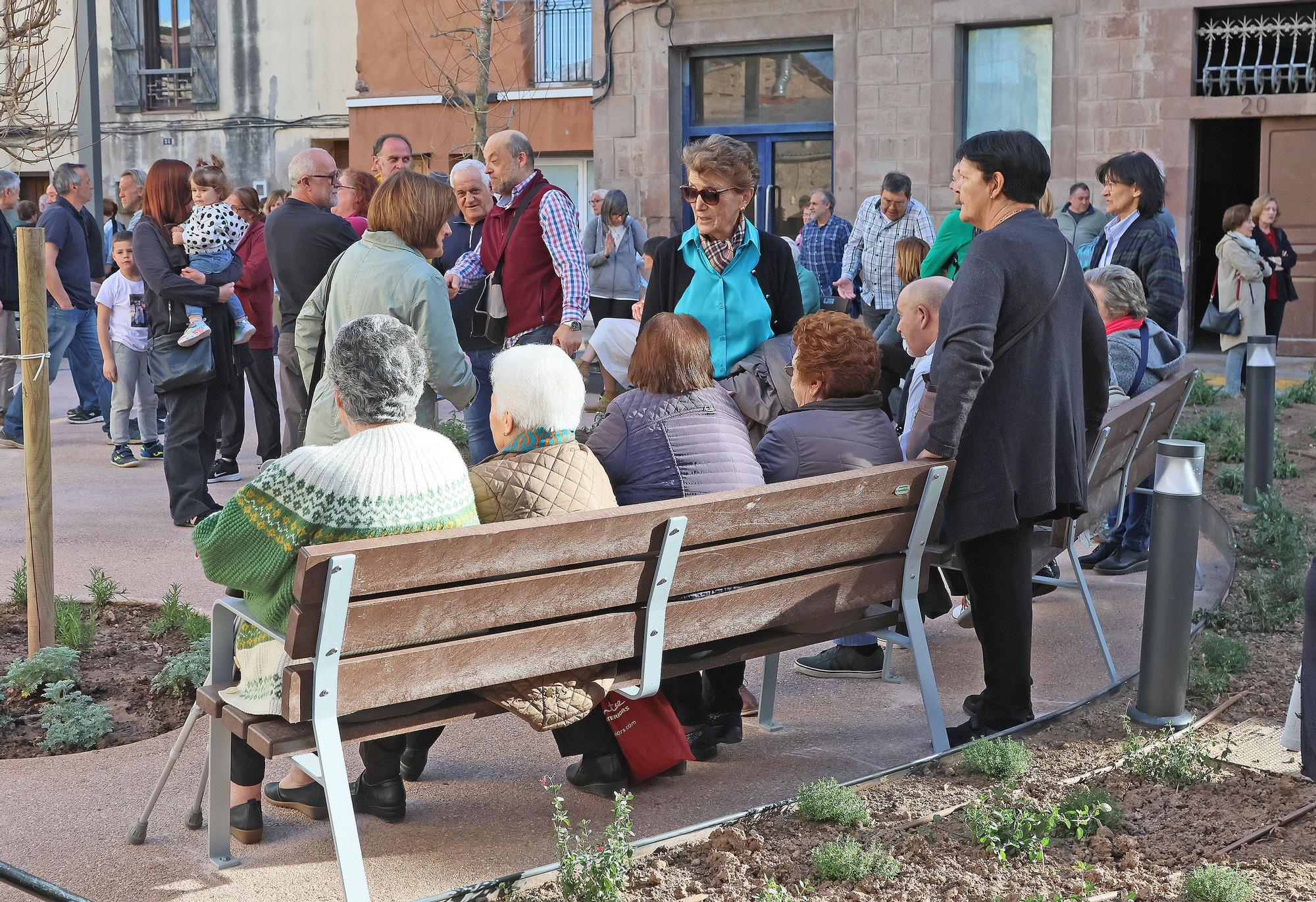 Cardona innagura la renovada plaça de la Coromina