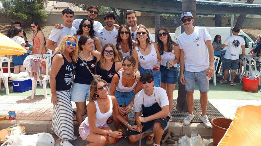 El primer concurso de paellas reúne en Benicàssim a 500 personas y 35 peñas