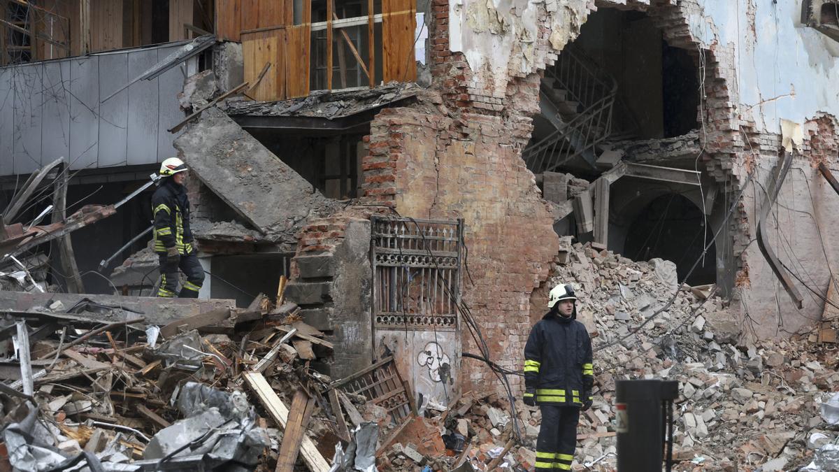 Un bombero, junto a un edificio de Járkov dañado por un bombardeo de Rusia, este sábado.